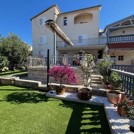 Blumen Garten Familie Apartman Tribalj