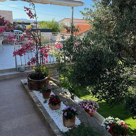 Blumen Garten Familie Apartman Tribalj